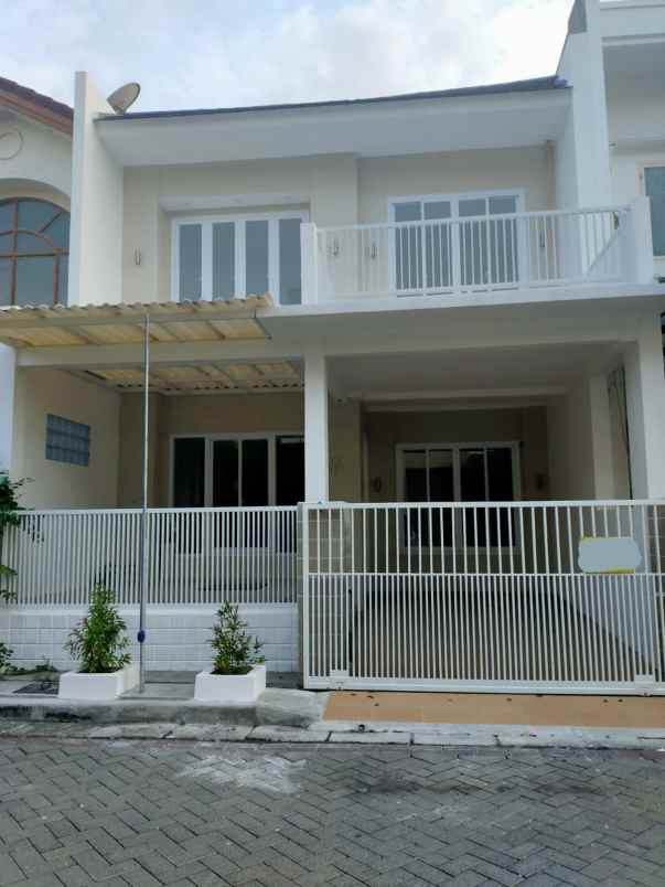 rumah 2 lantai dengan row jalan lebar di pakuwon city