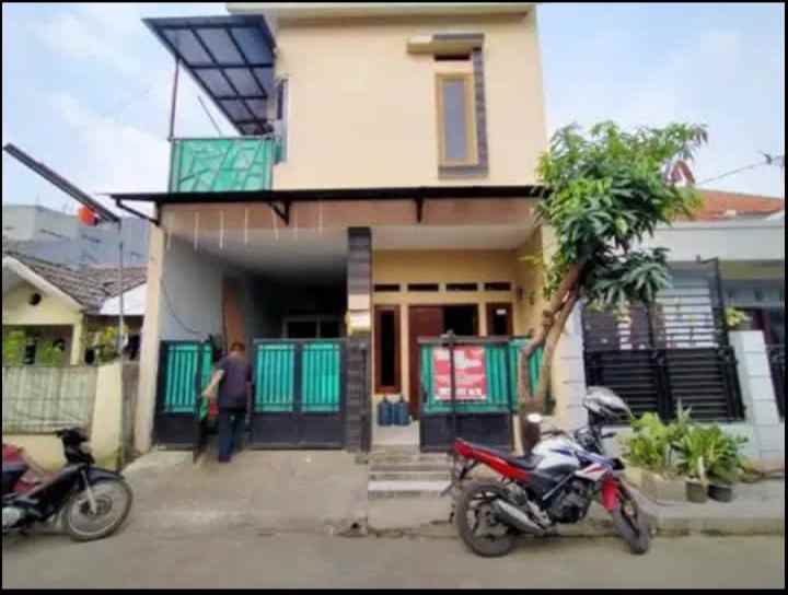 rumah 2 lantai didalam perumahan dijual cepat