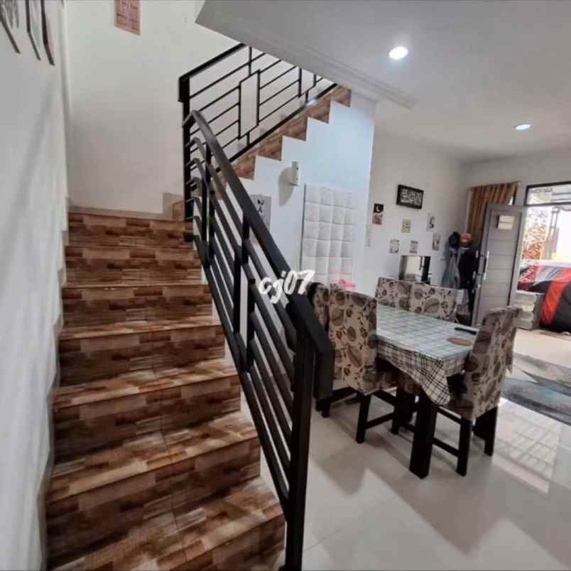 rumah 2 lantai hook di ciledug tangerang banten