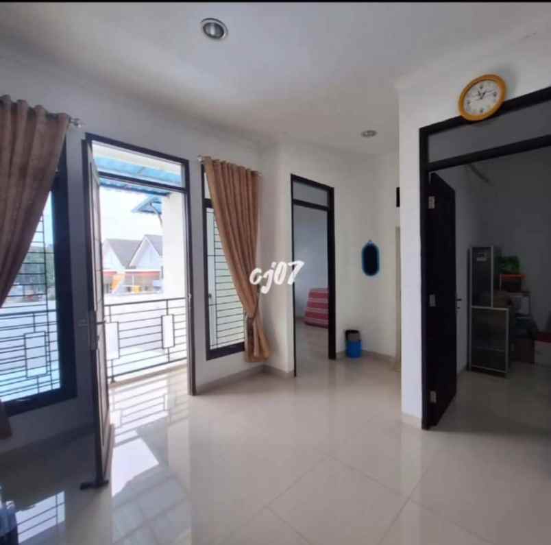 rumah 2 lantai hook di ciledug tangerang banten