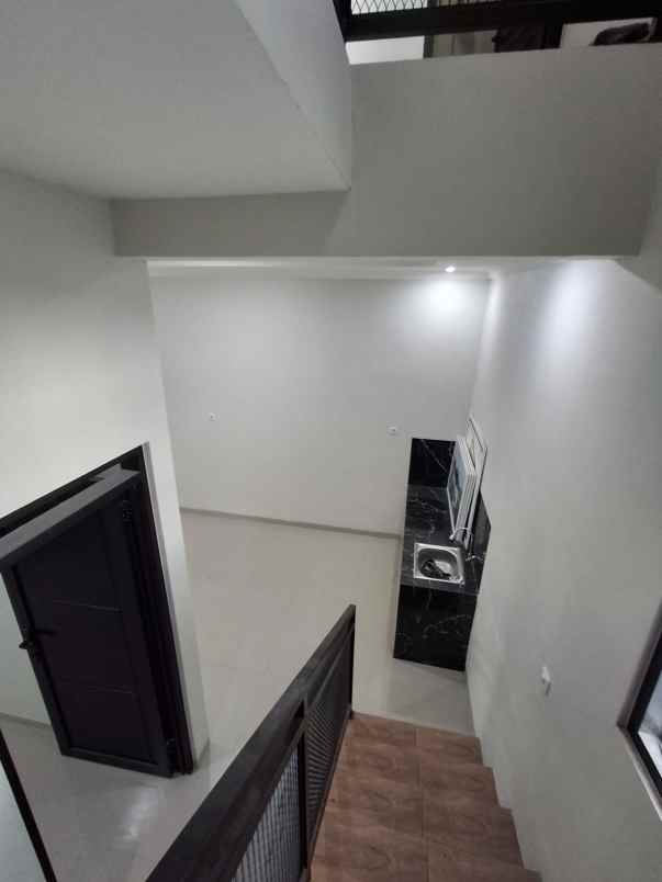 rumah 2 lantai konsep american classic di kota malang