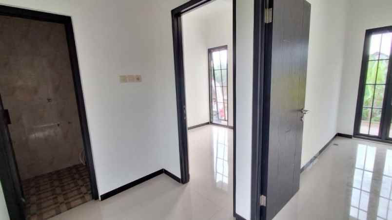 rumah 2 lantai lokasi perumahan arzeta pakis malang