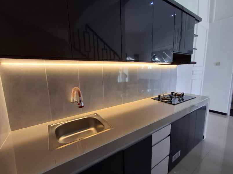 rumah 2 lantai modern dekat bandara abd saleh