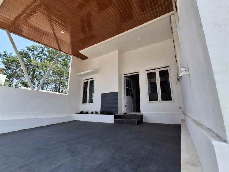 rumah 2 lantai modern dekat bandara abd saleh