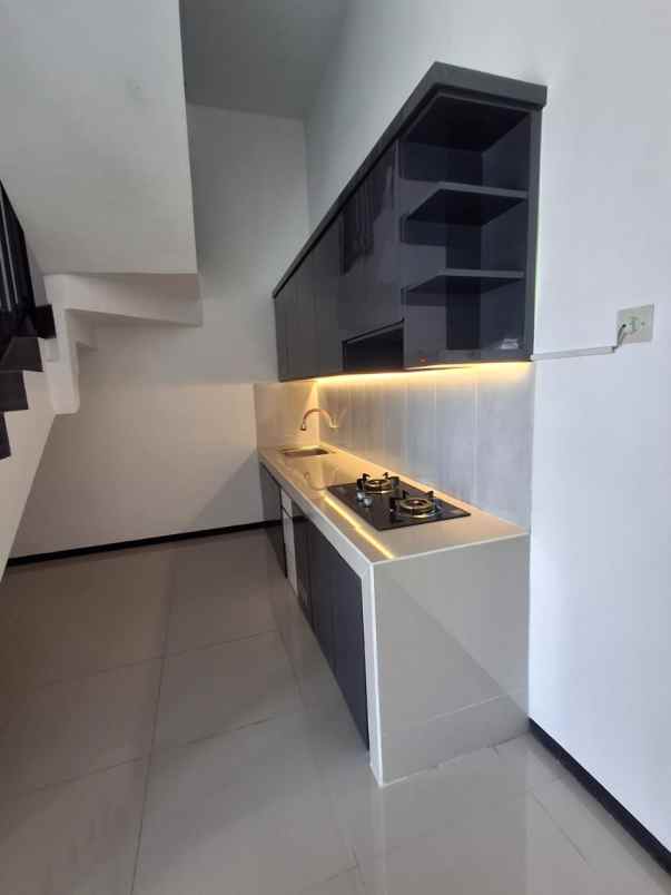 rumah 2 lantai modern dekat bandara abd saleh