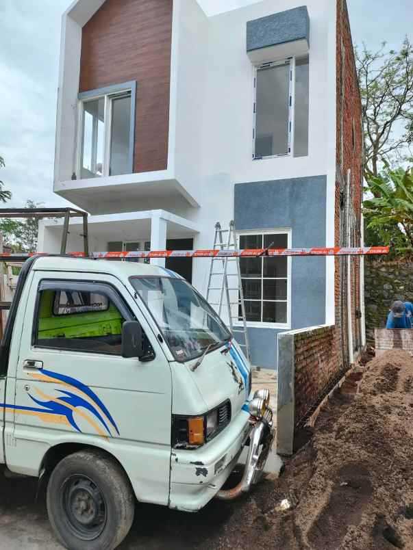 rumah 2 lantai modern dekat kampus umm