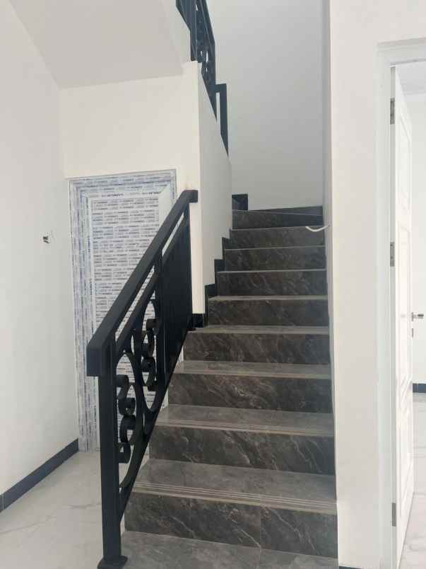 rumah 2 lantai zeins adhiasta cibubur jakarta timur