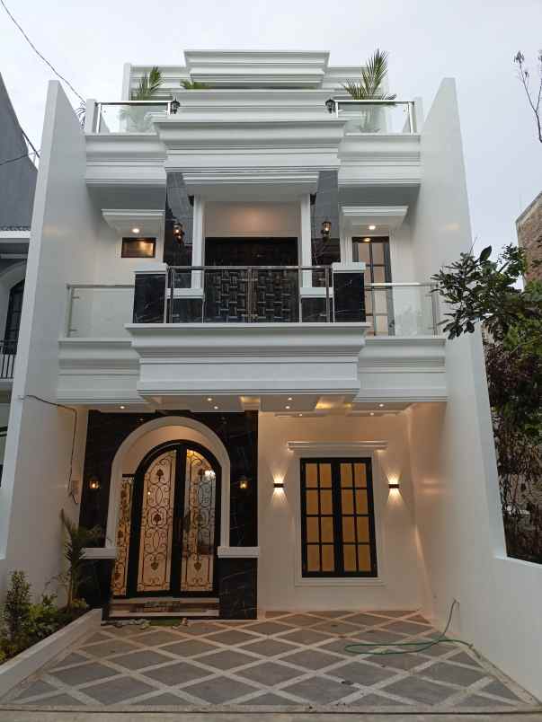 rumah american classic di jagakarsa jakarta