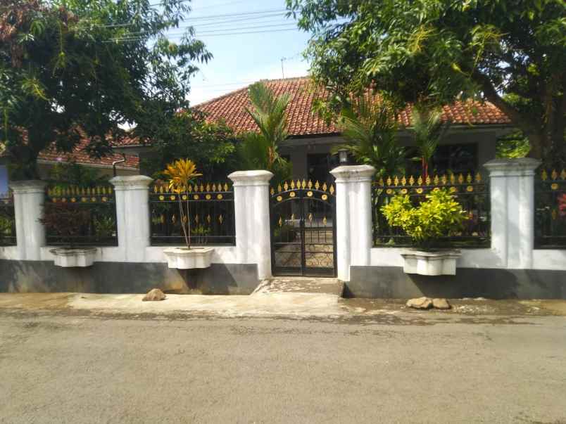rumah asri dan tanah luas full furnish kuningan jabar