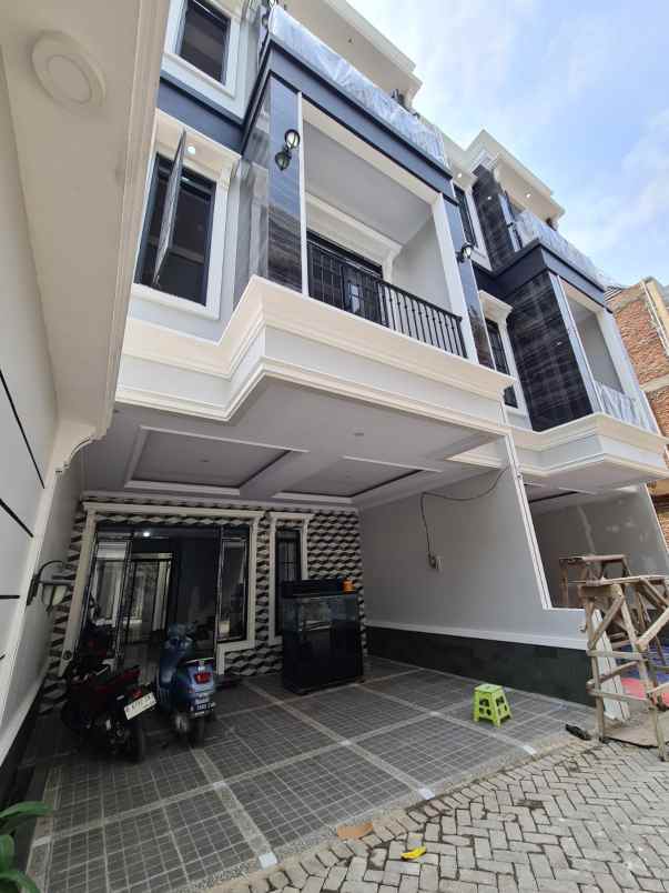 rumah baru 3 lantai ciganjur jakarta jakarta selatan