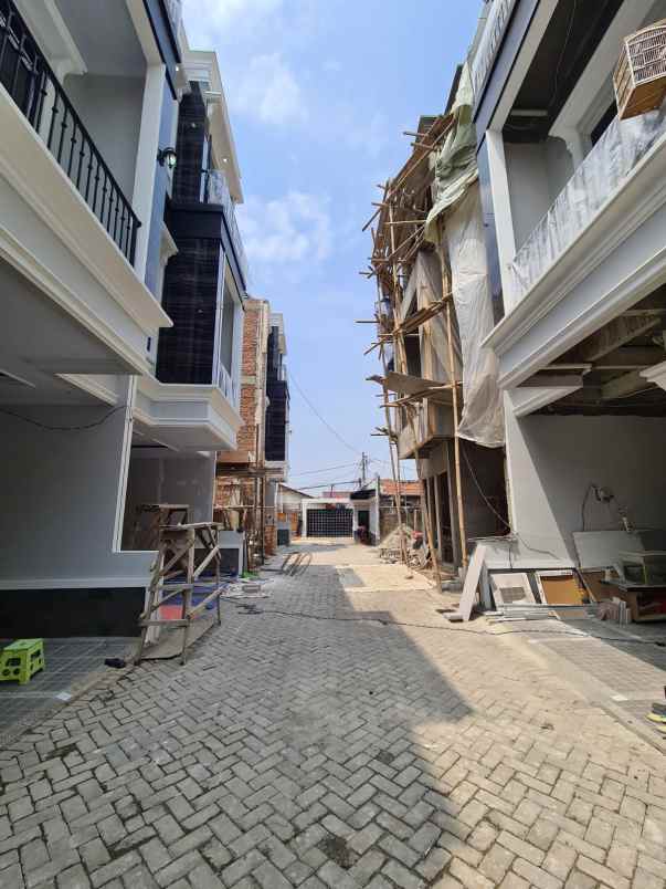 rumah baru 3 lantai ciganjur jakarta jakarta selatan