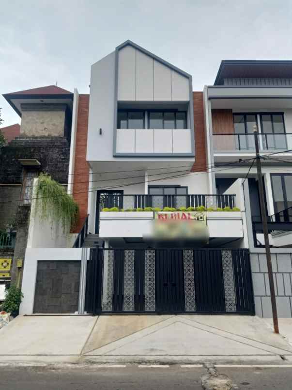 rumah baru 3 lantai mewah di duren sawit