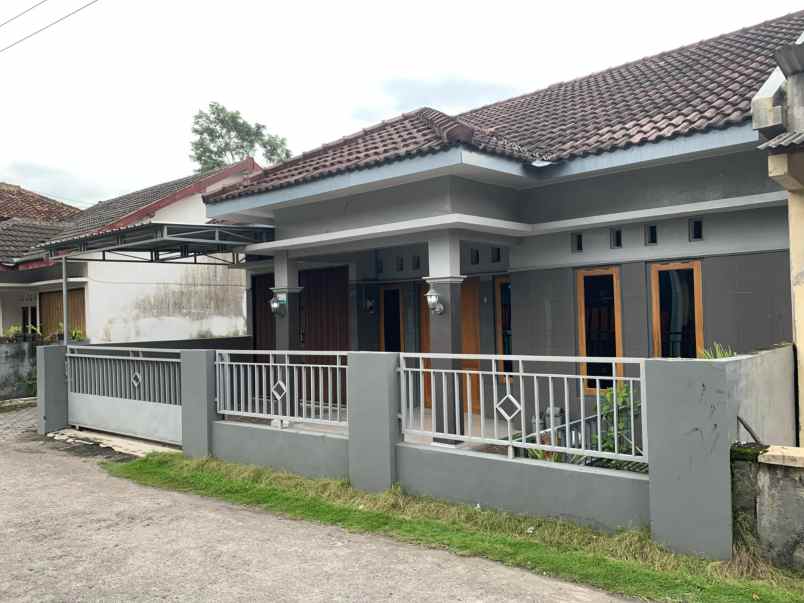 rumah cantik siap huni dekat jl jogja solo