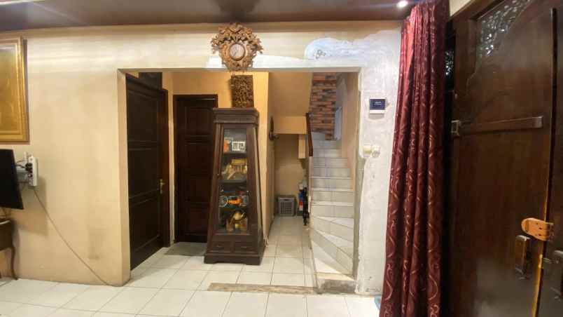 rumah dijual semi furnish di perumahan ciledug
