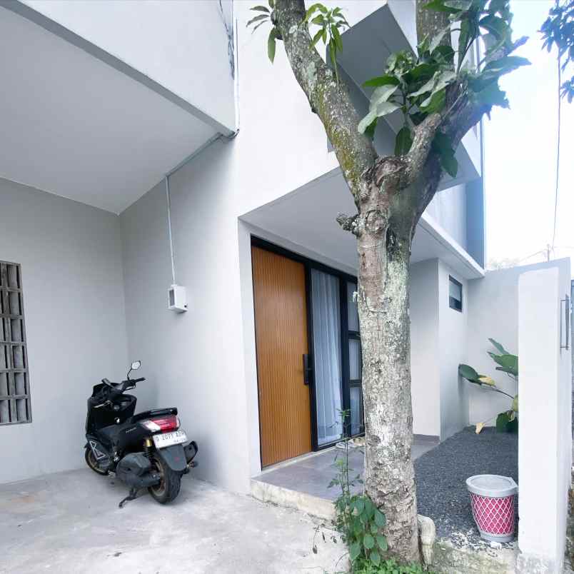 rumah komplek cisaranten one gate system