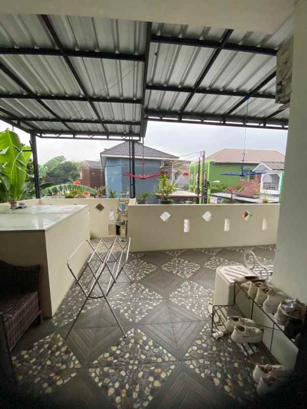 rumah komplex dua lantai siap huni