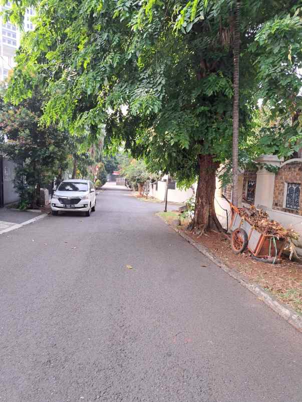 rumah lama di lokasi tenang pejaten