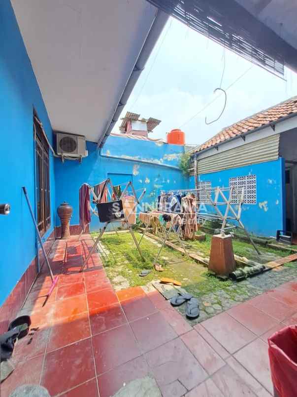 rumah lokasi strategis tanah luas di beji depok