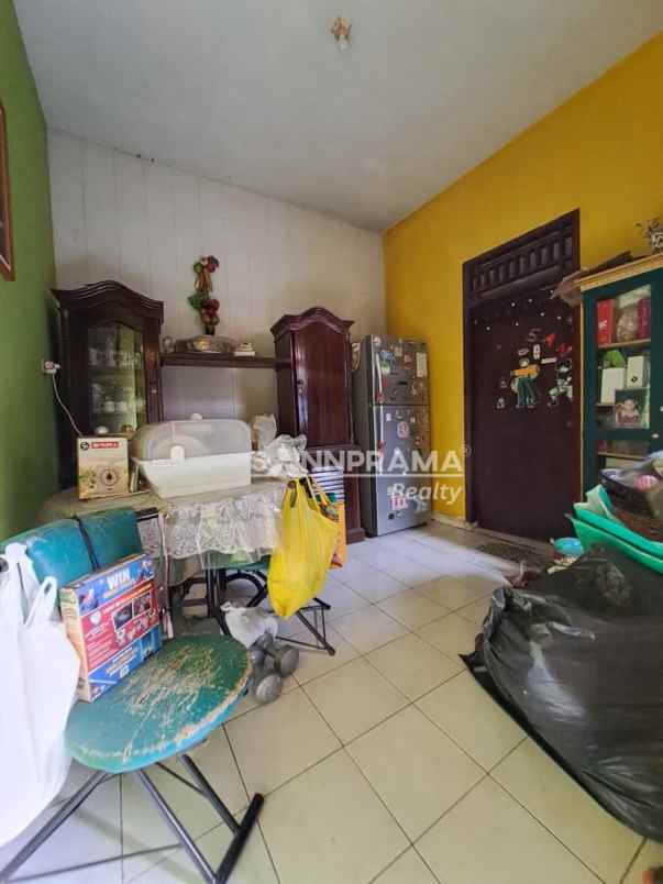 rumah lokasi strategis tanah luas di beji depok