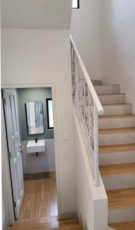 rumah mewah 2 lantai dilegenda wisata cibubur