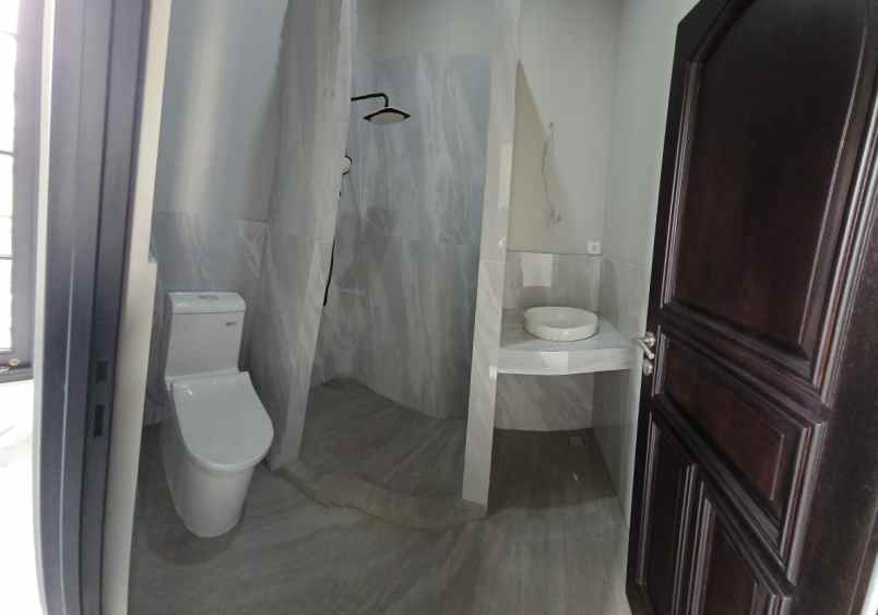 rumah mewah di boulevard kota wisata cibubur