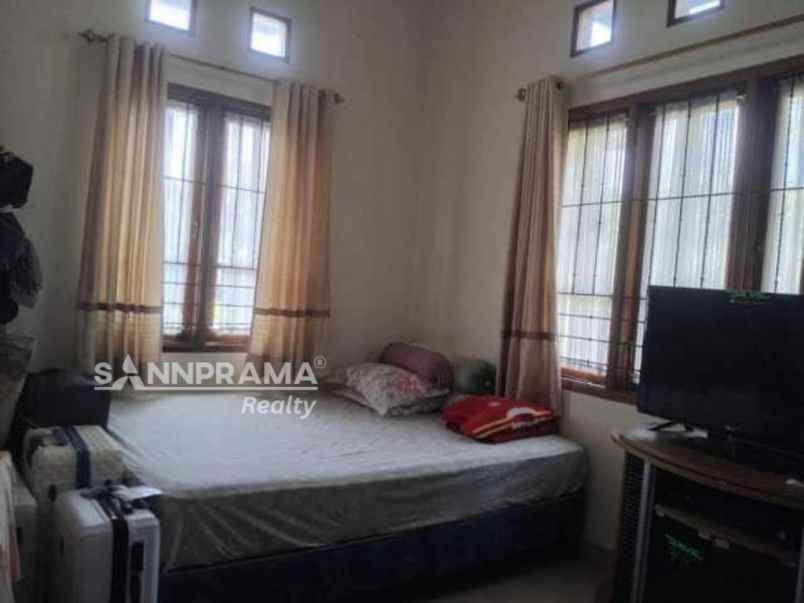 rumah mewah hook pesona khayangan depok kustin