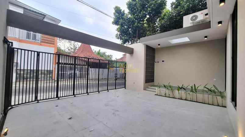 rumah mewah kontemporer maguwoharjo full furnished