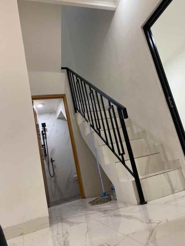 rumah minimalis modern 2 lantai ready