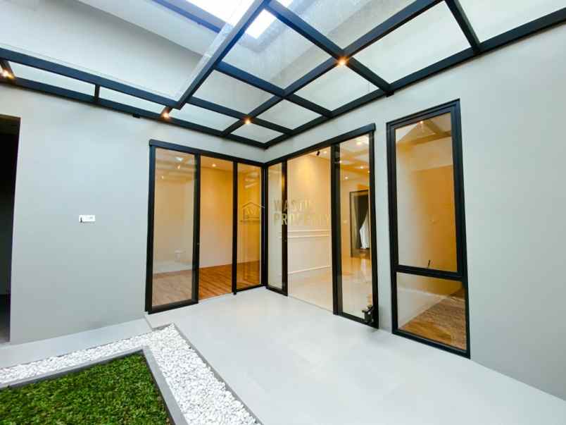 rumah modern estetik dengan skylight lokasi strategis