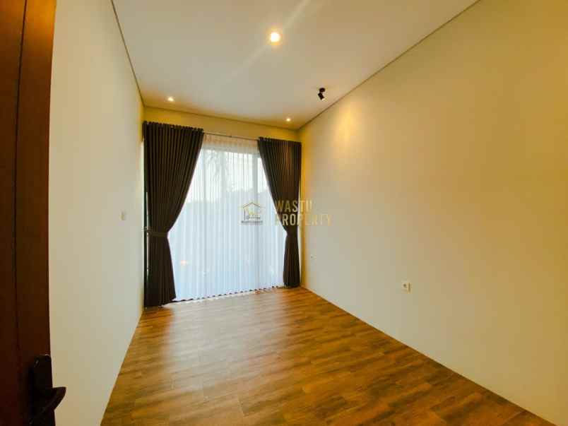 rumah modern estetik dengan skylight lokasi strategis