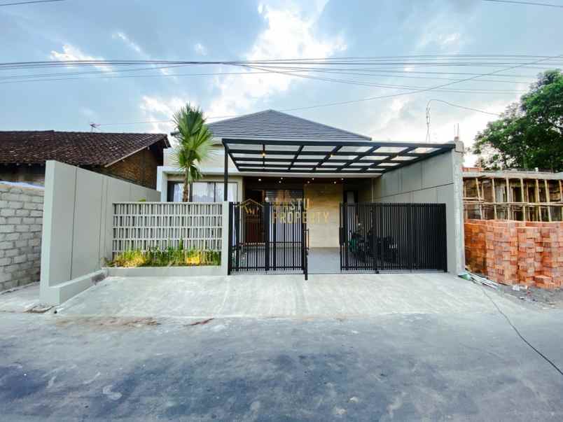 rumah modern estetik dengan skylight lokasi strategis