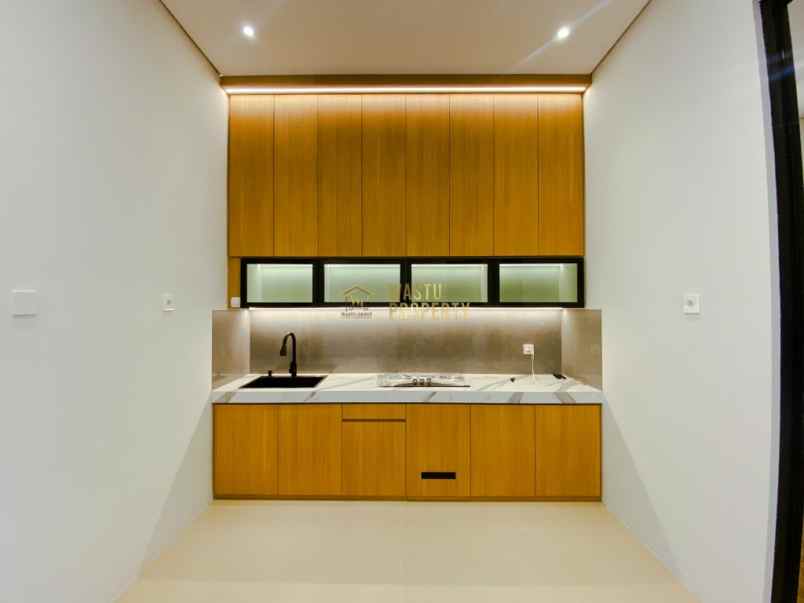 rumah modern estetik dengan skylight lokasi strategis