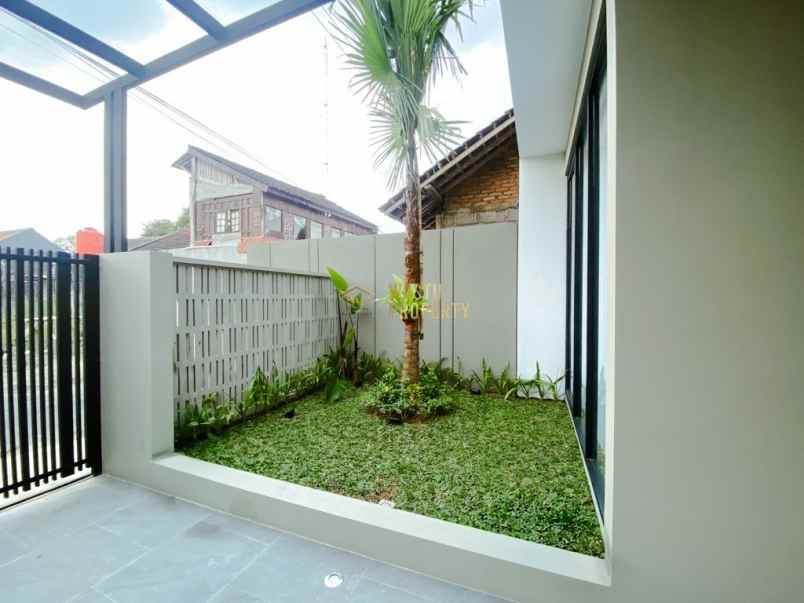 rumah modern estetik dengan skylight lokasi strategis