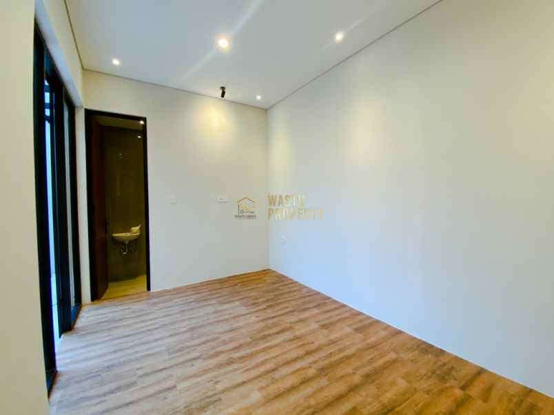 rumah modern estetik dengan skylight lokasi strategis