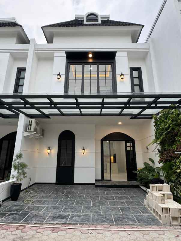 rumah modern klassik minimalis kolam renang