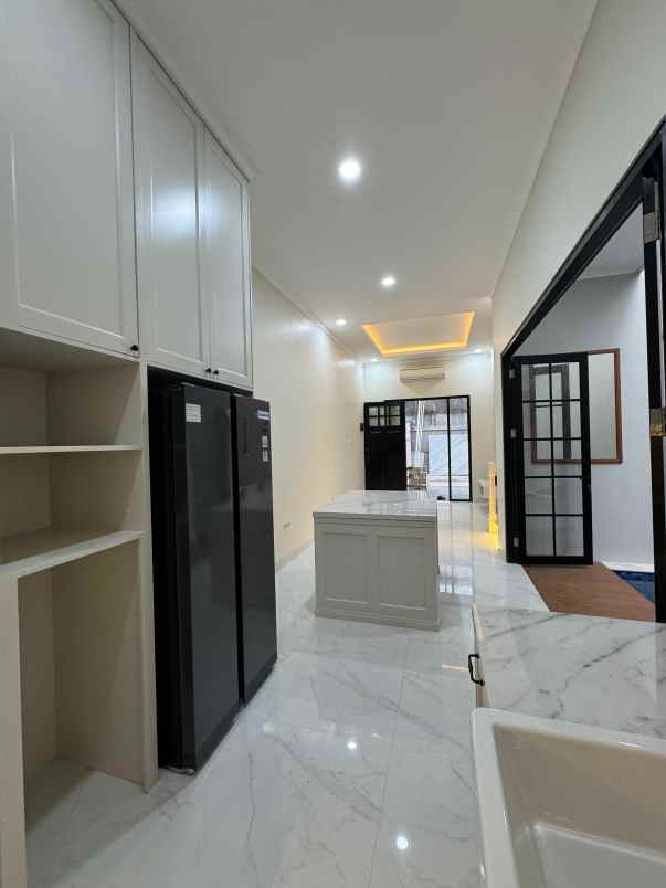 rumah modern klassik minimalis kolam renang