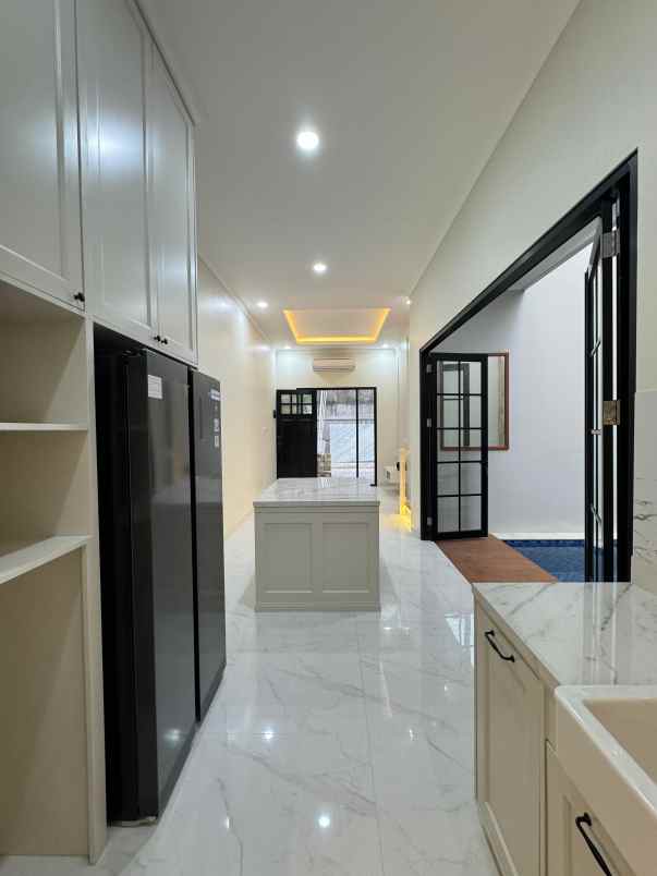 rumah modern klassik minimalis kolam renang