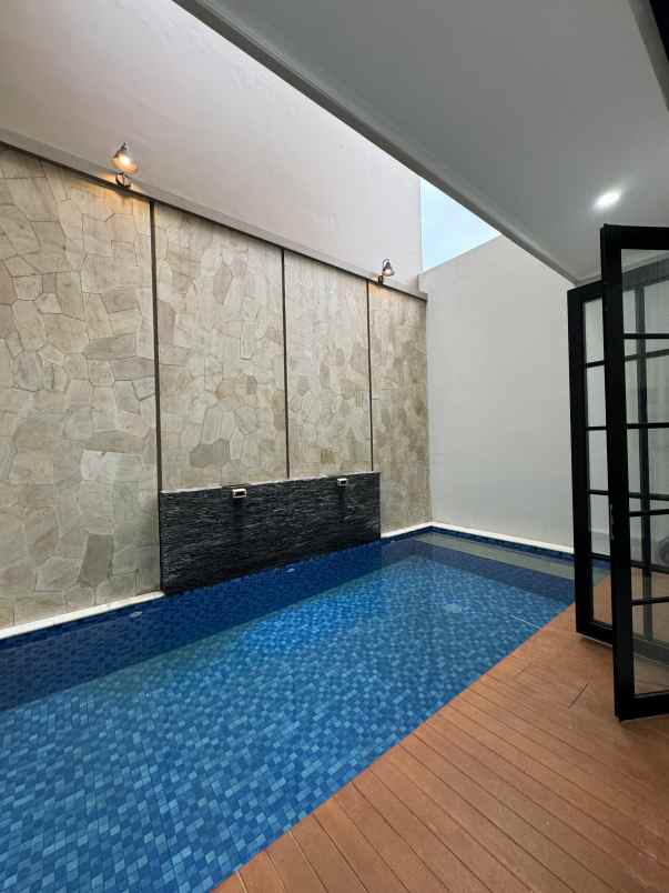 rumah modern klassik minimalis kolam renang