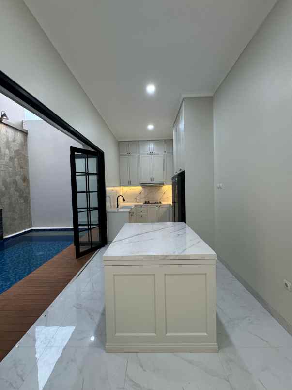 rumah modern klassik minimalis kolam renang