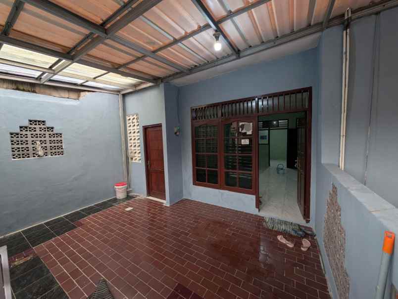rumah second dalam perumahan di ciherang depok