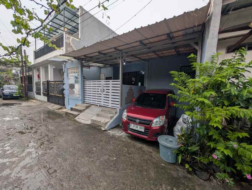 rumah second dalam perumahan di ciherang depok