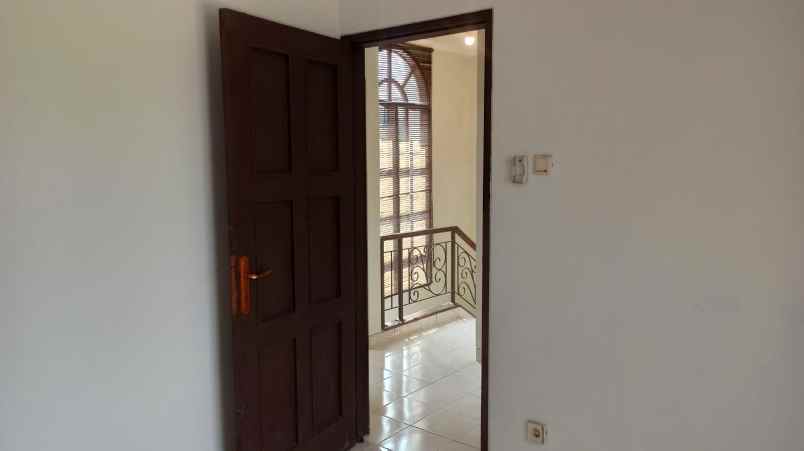 rumah second dalam townhouse di kayu putih