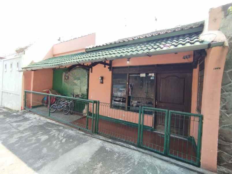 rumah second lokasi strategis dekat pasar gede solo