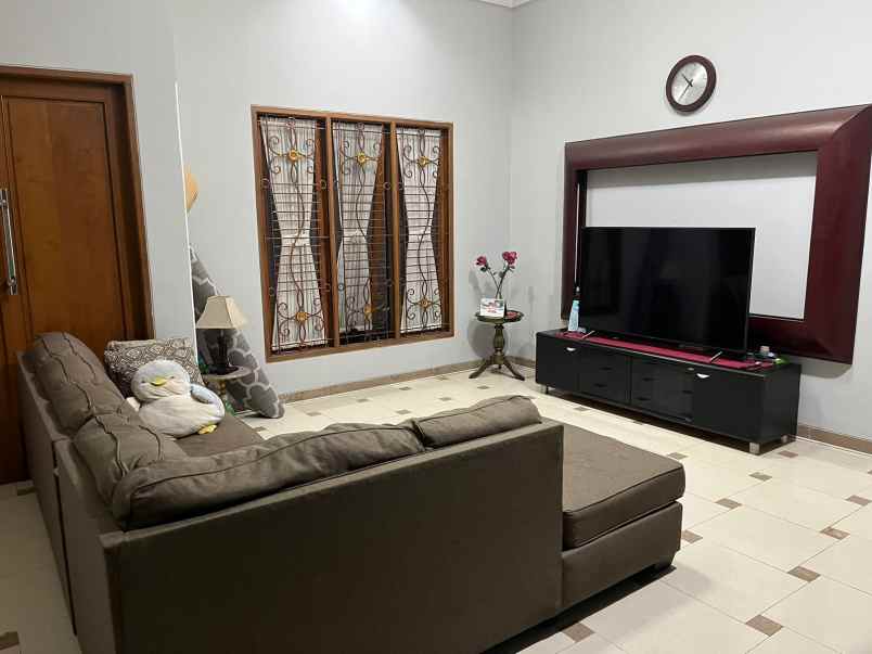 rumah super luas pinggir jalan pepaya raya jagakarsa