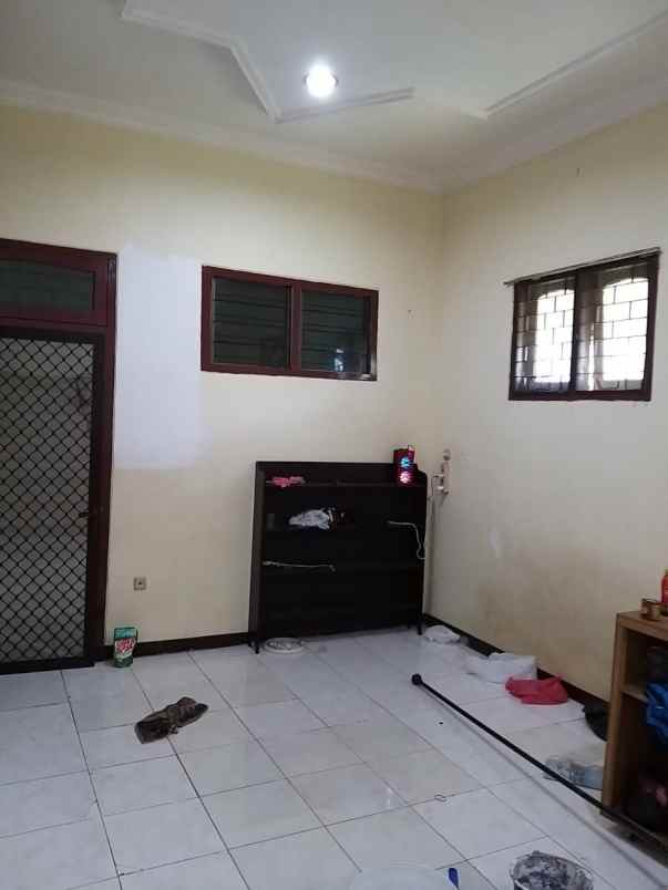 rumah sutorejo tengah hadap selatan
