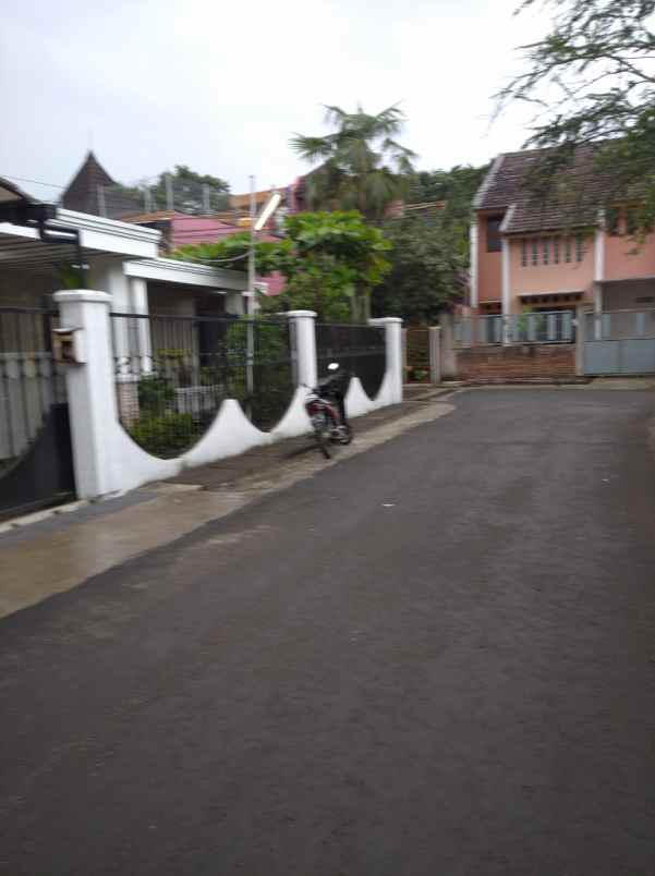 rumah terawat di lingkungan kampus dan perkantoran