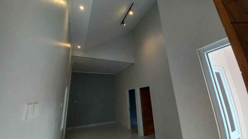 super mewah rumah townhouse shm di janti jogja