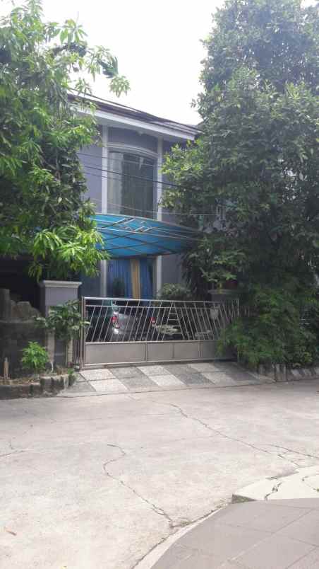 dijual cepat rumah 3 lantai bagus fullfurnish