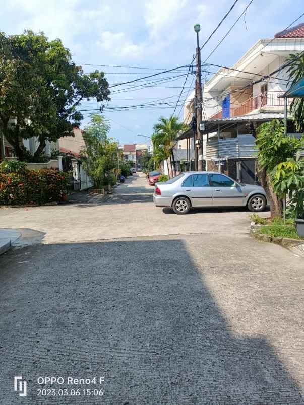 dijual cepat rumah 3 lantai bagus fullfurnish