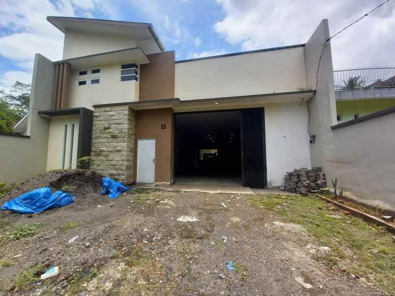 dijual gudang eksklusif tengah kota jember